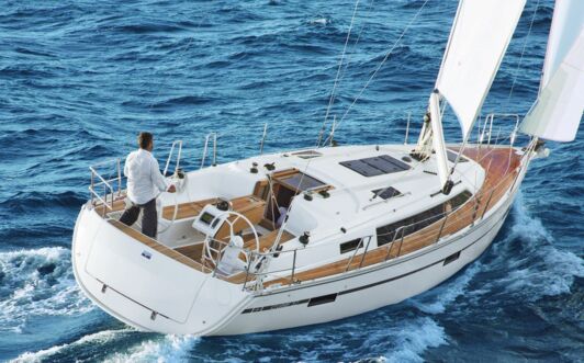 Steuerbord Heckansicht einer Bavaria cruiser 37.2 in Heiligenhafen