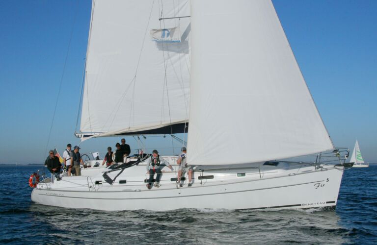 Steuerbord Aussenaufnahme der Beneteau Cyclades 43.4 „Fix“ in Heiligenhafen