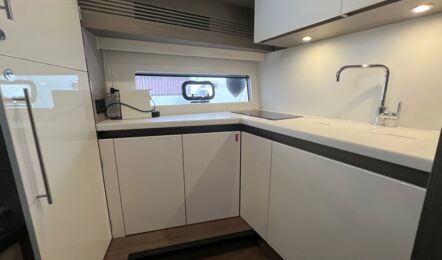 Pantry Innenaufnahme der Beneteau GT 45 Pandora in Can Pastilla auf Mallorca