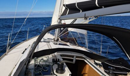 Cockpit und Segel Aussenaufnahme der Dufour 350 "Salt" in Heiligenhafen