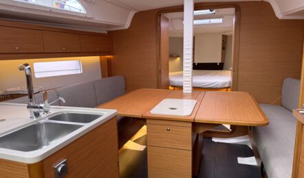Salon der Segelyacht Dufour 37 „Chiquitita“ mit ausgeklapptem Salontisch – Yachtcharter Ostsee