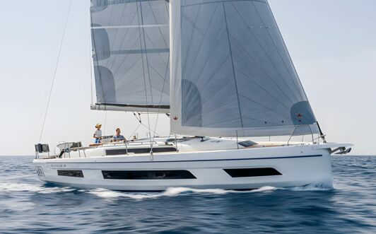 Steuerbord Aussenaufnahme einer Dufour 41 in Heiligenhafen