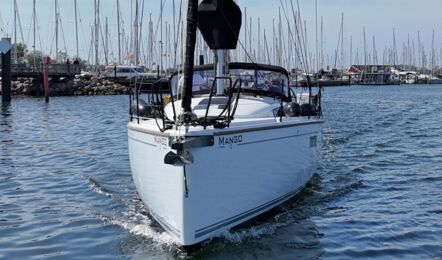 Die Segelyacht First 36 „Mango“ von vorn auf dem Wasser vor Heiligenhafen – Yachtcharter Ostsee