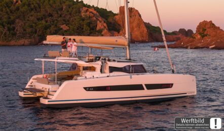 Ein FP 44 Katamaran vor Anker in einer Bucht bei Sonnenuntergang, Gäste auf der Flybridge (Werftbild) – Yachtcharter Mallorca
