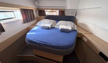 Achterkabine auf der Steuerbordseite der Segelyacht FP44 „Hi iaka“ mit großer Doppelkoje und großzügigem Raumangebot – Yachtcharter Mallorca