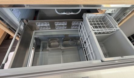 Große Kühlfächer gegenüber der Pantry im Salon der Segelyacht FP44 „Hi iaka“ – Yachtcharter Mallorca