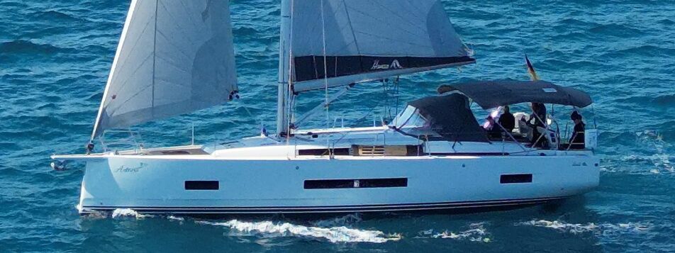Seitenansicht der Segelyacht Hanse 460 „Antares“ unter Genua und Großsegel mit Bimini – Yachtcharter Mallorca