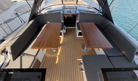 Cockpit der Hanse 460 „Antares“ mit zwei absenkbaren Cockpittischen für großzügige Liegeflächen – Yachtcharter Mallorca