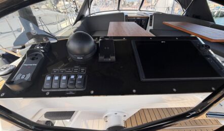 Backbord Steuerstand der Hanse 460 „Antares“ mit großem Plotter am Steg in Can Pastilla – Yachtcharter Mallorca