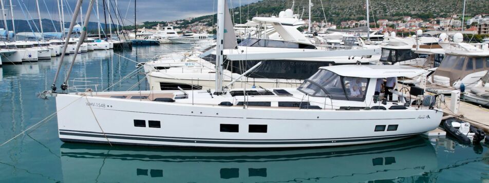 Seitenansicht der Segelyacht Hanse 588 „JOANNA“ am Liegeplatz in der Marina von Biograd – Yachtcharter Kroatien