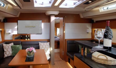 Salon Innenaufnahme der Hanse 588 „FitzRoy“ in Palma auf Mallorca