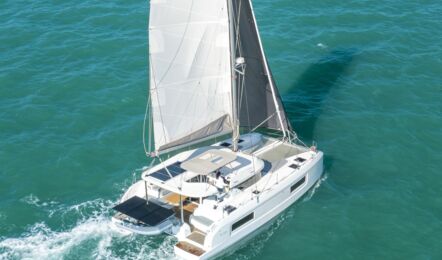 Heckansicht einer Lagoon 38 unter Segeln auf offenem Meer (Werftbild) – Yachtcharter Mallorca