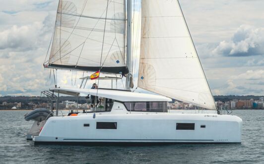 Steuerbord Aussenaufnahme der Lagoon 42 „Sunshine“ in Can Pastilla auf Mallorca