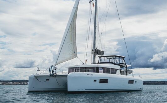 Bug Aussenaufnahme der Lagoon 42 „Marianne“ in Can Pastilla auf Mallorca