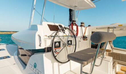 Steuerstand Aussenaufnahme eines Katamarans Lagoon 42 auf Mallorca in Can Pastilla