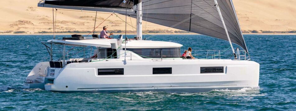 Steuerbord Aussenaufnahme unter Segeln eines Katamarans lagoon 46 auf Mallorca in Can Pastilla