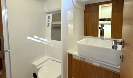 Weitere Nasszelle der Moody DS41 „Orla“ mit WC, Waschtisch, Spiegel und Dusche – Yachtcharter Ostsee ab Heiligenhafen