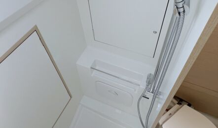 Nasszelle der Oceanis 34.1.2 „Diwali“ mit Handbrause-Dusche und Marine-WC – Yachtcharter Ostsee