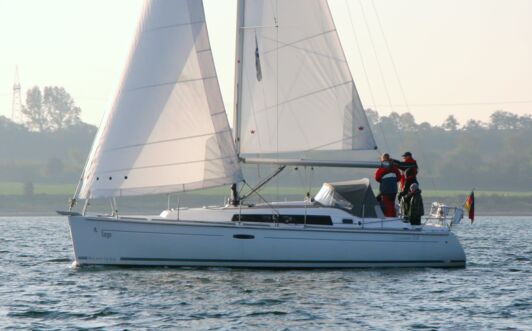 Backbord Aussenaufnahme der Oceanis 34.2 "Tango" in Barth