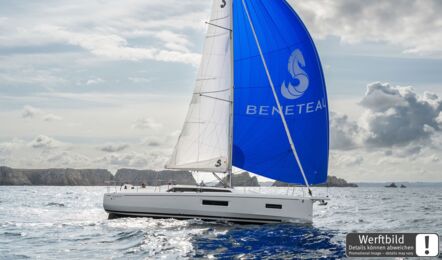 Steuerbordansicht einer Oceanis 37.1 unter Segeln entlang einer Küste mit Klippen im Hintergrund (Werftbild) – Yachtcharter Ostsee