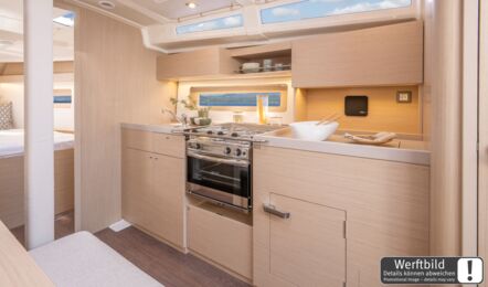 Große Pantry einer Oceanis 37.1 mit Gasherd im Salon (Werftbild) – Yachtcharter Ostsee