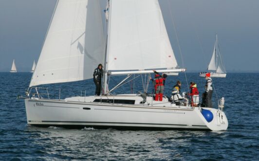 Backbord Aussenaufnahme der Oceanis 37 "White Horse" in Flensburg