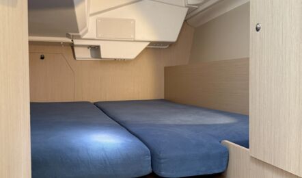 Achterkabine auf der Backbordseite der Segelyacht Oceanis 38.1 „Nature“ mit hellem Holzausbau – Yachtcharter Ostsee