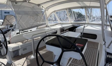 Steuerbord-Steuerstand im Cockpit der Segelyacht Oceanis 47 „Große Freiheit“ mit Bimini, Sprayhood und Teakboden – Yachtcharter Ostsee
