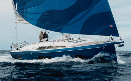 Steuerbord Aussenaufnahme einer Oceanis 47 in Heiligenhafen