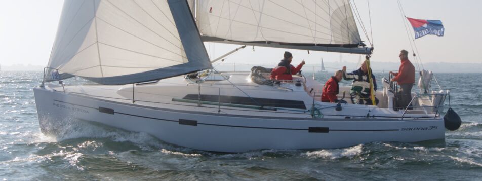 Backbordansicht unter Segel der Salona 35 Performance "Piccola Strega" in Heiligenhafen
