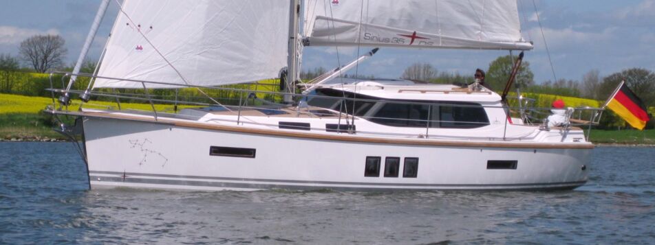 Die Segelyacht Sirius 35DS „Südwind" unter vollen Segeln auf dem Wasser – Yachtcharter Ostsee ab Flensburg