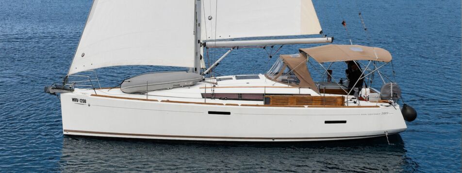 Die Segelyacht Sun Odyssey 389.2 „Tara" unter Segeln mit Bimini in der Bucht vor Punat – Yachtcharter Kroatien
