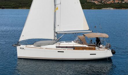Die Segelyacht Sun Odyssey 389.2 „Tara" unter Segeln mit Bimini in der Bucht vor Punat – Yachtcharter Kroatien