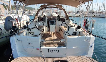 Cockpit der Segelyacht Sun Odyssey 389.2 „Tara" mit Doppelsteuerrad und Teakdeck in Punat – Yachtcharter Kroatien