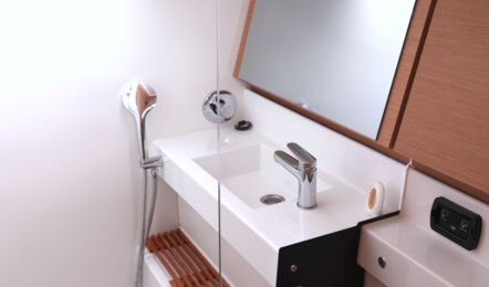 Nasszelle auf Steuerbordseite der Segelyacht Sun Odyssey 440 „Cassiopeia“ mit Dusche und WC – Yachtcharter Ostsee