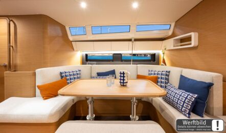 Große U-förmige Sitzgruppe um den Salontisch im hellen Salon einer Sun Odyssey 455 (Werftbild) – Yachtcharter Kroatien