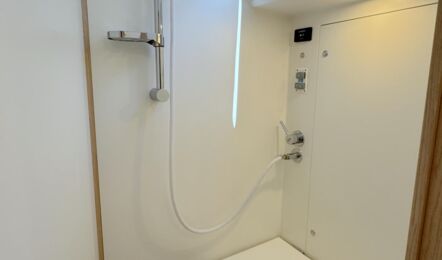 Separate Duschkabine der Segelyacht X 4.3 „Alive“ mit Handbrause – Yachtcharter Ostsee