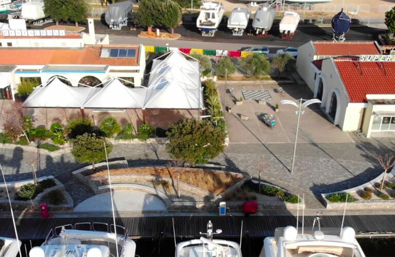 Supermarkt und Restaurants im Hafen