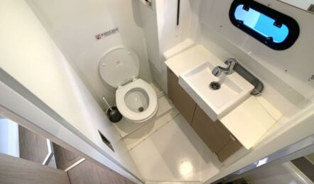 Nasszelle des Katamarans Bali 4.3 Carpe Ventum in Rogoznica in Kroatien