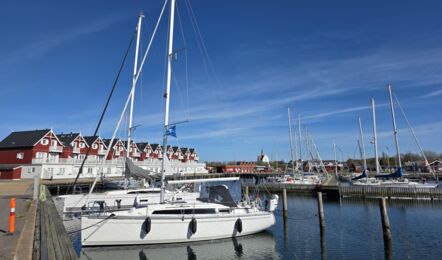 Backbordansicht der Segelyacht Bavaria cruiser 34.2 „Flow“ am Steg in Bagenkop in Dänemark – Charter Ostsee