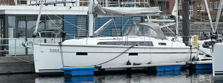 Backbord Aussenaufnahme der Bavaria cruiser 37 „Tiger“ in Flensburg