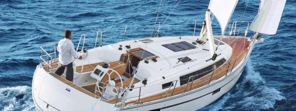 Eine Bavaria cruiser 37 unter Segeln mit Teakdeck und Rudergänger am Steuer – Yachtcharter Ostsee (Werftbild)