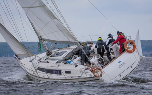 Heck Backbord Aussenaufnahme der Bavaria cruiser 41 Sport "Shag" in Flensburg
