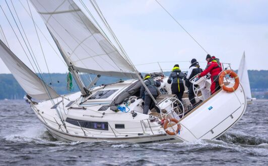 Heck Backbord Aussenaufnahme der Bavaria cruiser 41 Sport „Ventus“ (ehemals „Shag") in Heiligenhafen