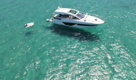 Steuerbord Aussenaufnahme der Beneteau GT 45 Pandora in Can Pastilla auf Mallorca