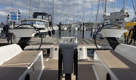 Blick aus dem Niedergang durch das Cockpit der Segelyacht Dufour 37 „Chiquitita“ mit zwei Steuerständen am Steg in Heiligenhafen – Yachtcharter Ostsee