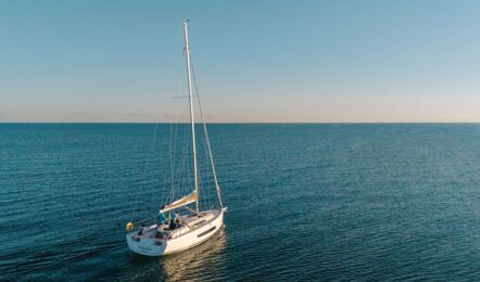 Heckansicht der Segelyacht Dufour 37 „Chiquitita“ unter Motorfahrt mit Fahrtrichtung zum Horizont – Yachtcharter Ostsee