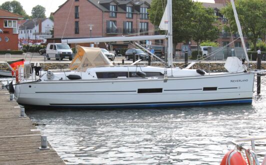 Steuerbord Aussenaufnahme der Dufour 382 GL "Neverland" in Heiligenhafen