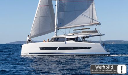 Ein FP 44 Katamaran unter vollen Segeln mit Fountaine-Pajot-Logo im Großsegel auf offener See (Werftbild) – Katamarancharter Mallorca