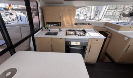 Große Pantry im Salon der Segelyacht FP44 „Hi iaka“ mit Gasherd, viel Stauraum und direktem Durchgang ins Cockpit – Yachtcharter Mallorca
